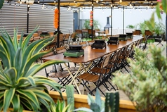 眺めの良いお席も完備！4～6名様お座りいただけるお席が4卓ございます。最大24名様迄◎開放的なBBQを熱海駅隣接施設の屋上でお楽しみいただける"BBQテラス湘太"手ぶらでOK！持ち込みOK！なので、後片付けもなくラクチン♪プランに付いている食材以外にも、お肉・海鮮・お野菜・一品料理・デザート等追加でご注文可能です！