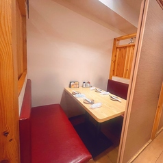 落ち着いた雰囲気の2~4名様用個室は、デートや親しいご友人とのお食事に最適な空間です。木のぬくもりとやさしい照明が調和し、周囲を気にせずゆっくりと会話や料理を楽しめます。コンパクトながらも快適で、プライベート感を大切にしたいシーンにぴったり。静かに過ごしたい大人のための上質な個室です。