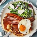 料理メニュー写真&nbsp;熟成ベーコンとソーセージ＆フライドエッグのパンケーキ