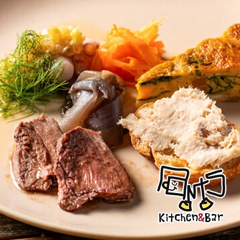 アンティークな石畳と手作りの椅子やテーブルに囲まれて、特別な時間を召し上がれ◎