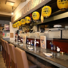 早く餃子を食べたいっ！椅子に座りたいというお客様は是非カウンターで♪出来立てを一番早く食べられるお席かつ、靴を脱がなくていいのでサクサクっと飲みたいっ！という時にもおすすめです♪