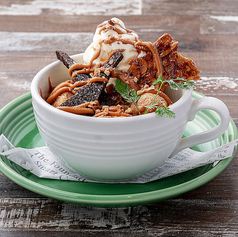 【5/7日から販売開始】キャラメルソースのソフトクリームサンデー