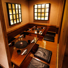 6～10名様でご利用いただけるテーブル個室席は、周囲に気兼ねなくワイワイと盛り上がる、仲の良い同僚や友人との飲み会・合コン・女子会など気軽な飲みの場にピッタリ！誕生日などのお祝いにはメッセージプレートをサービス♪お酒好きな人たちの集まりには、飲み放題が付いたお得な宴会プランも各種ご用意致しております！