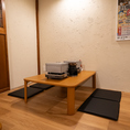 個室の小上がり席には4名様掛けが4つあり、宴会利用に最適なプライベート空間です！周りを気にせず、友人や同僚とアツアツの料理を囲みながら会話を楽しむことができます♪