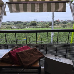 日よけ、暖房、ブランケット付きのテラス席では季節問わず、多摩川を一望しながらお食事をお楽しみいただけます♪