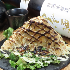 廣島酒場。名物『炙りポテトサラダ』の写真