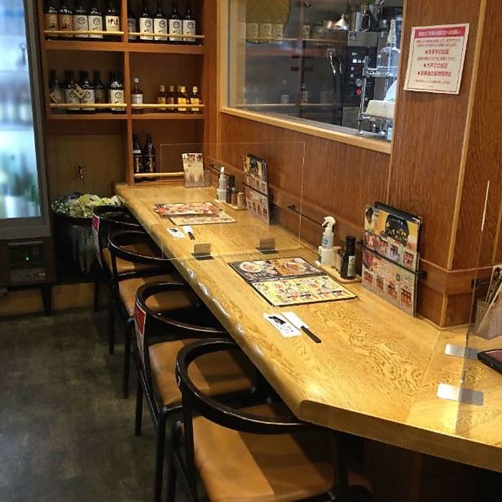 お一人様やカップルなど少人数に嬉しいカウンター席を完備！お席ごとに仕切りも設けているので安心◎