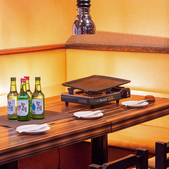 新大久保にある当店では、秘密の隠れ家のような完全個室席で、特別なランチやディナーをお楽しみいただけます。温かく柔らかいライトの下、サムギョプサルをはじめとする本格韓国料理を心ゆくまでご堪能。飲み放題プランもご用意で友人や家族など様々なシーンに最適。70名様までの大規模なお集まりも対応可能！