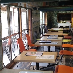 大きい窓に面しているテーブル席は開放感あり！気持ちの良い昼飲みができます!