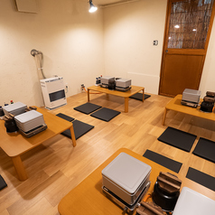 4名様掛けの小上がり席が3つあり、友人との集まりに最適な居心地の良い空間です！アットホームな雰囲気で、リラックスしながら美味しい料理を楽しみ、心温まる会話を交わすことができます◎