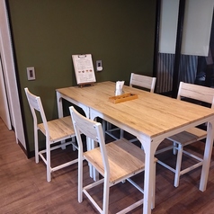 レストラン内に１テーブルのみ。４名様ご優先でご案内させていただいております。