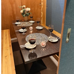 ゆったりとおくつろぎ頂きながら、プライベートな空間を保ちつつ、おいしいお食事を楽しめるので、一度足をお運びください。扉付き個室も完備ので-【完全個室×食べ放題×飲み放題】九州料理　さつま鶏屋-　へ美味しい料理と共に素敵なひとときを。