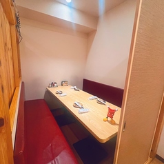 洗練されたモダンなデザインと木の温もりが調和したテーブル席は、落ち着いた雰囲気の中でゆったりとお食事を楽しめる空間。柔らかな照明と快適な座り心地の椅子で、会話も自然と弾みます。友人との食事や女子会、軽いお祝いなど多彩なシーンに最適。居心地のよさと上質な雰囲気が魅力です。美味しい料理とお酒を囲めます