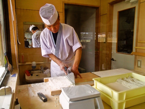 地場産の那須野秋そばを栽培、製粉、手打ちまで一貫して手掛ける、地元の人気そば店。