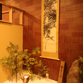 【和モダンがテーマ】川西能勢口の大人のお忍び空間。木のぬくもりが溢れる店内です。