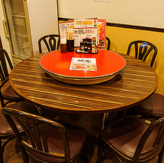 店内に円卓を完備。大勢でワイワイ会話をお楽しみながら、美味しい料理がシェア出来ます。当店では各種宴会に最適な食べ飲み放題コースもご用意がございますので、お気軽にご利用ください。