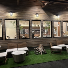 テラス席。6人用のテーブル席が1テーブルあります