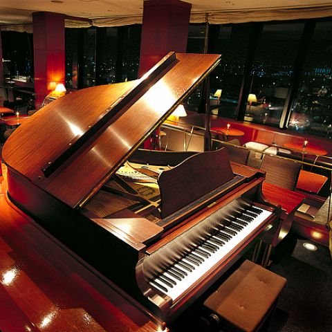 夜はピアノライブやホテル最上階からの夜景が楽しめます。