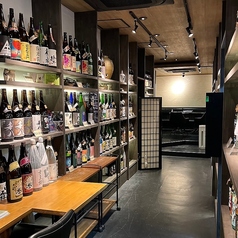 【1階】焼酎Bar 八～SUEHIROGARI～の店内です。焼酎にかこまれた店内で二次会はいかがでしょうか？