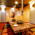 当店では、最大70名様を収容できる広々とした席を全面にご用意！大型の宴会、イベント、大人数でのお食事会にぴったりの空間を提供します。店内は広くゆったりと配置された席が、お客様にリラックスした食事体験をお届けします。忘れられない美味しいひとときを、当店の心地よい空間でお過ごしいただけます！