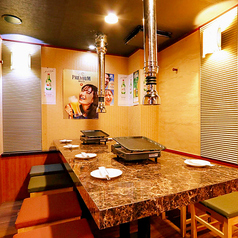 当店では、最大70名様を収容できる広々とした席を全面にご用意！大型の宴会、イベント、大人数でのお食事会にぴったりの空間を提供します。店内は広くゆったりと配置された席が、お客様にリラックスした食事体験をお届けします。忘れられない美味しいひとときを、当店の心地よい空間でお過ごしいただけます！