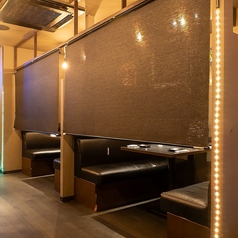 3～6名様でご利用いただける「すだれ個室」は、程よいプライベート感が魅力の半個室空間です。周囲を適度に遮りながらも、店内の活気を感じられる絶妙なバランス。親しい仲間との飲み会や、少し落ち着いて話したい合コンにも最適です。落ち着いた和の雰囲気の中で、自慢の逸品をゆったりと堪能。