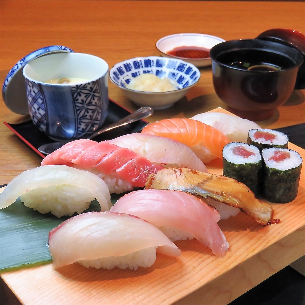 【てっぺん寿司】愛媛の豊富な鮮魚を使ったにぎりは絶品です！リーズナブルにカウンターで寿司を！