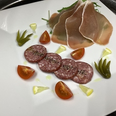 生ハムとサラミのプレート