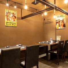 人気の「悪魔のポテサラ」や「韓国風海鮮ユッケ」を楽しむなら、開放感のあるテーブル席がおすすめ！単品飲み放題770円と組み合わせて、お財布を気にせずお喋りに花を咲かせられます。清潔感のある空間で、最新のシビ辛メニューや映える肉料理を堪能する、最高の週末を過ごしませんか？