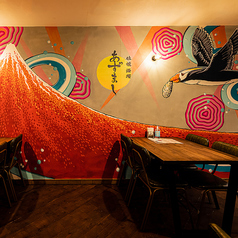 店内入って右側には4名様用テーブルが4つ!テーブルは繋げることが可能なので団体様も大歓迎です!