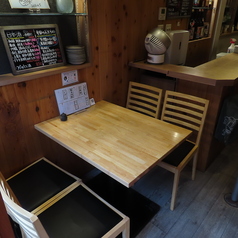 【テーブル席】20席ご用意しております！木の温もりを感じる小洒落た雰囲気のテーブル席です。2名様からの少人数利用はもちろん、テーブルを繋げることで中規模の宴会にも柔軟に対応いたします◎落ち着いた照明が灯る空間は、友人との飲み会や仕事帰りの一杯に最適♪木の香りに包まれながら、ワイワイ楽しい時間を◎