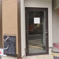浦和駅東口徒歩2分。SAKURAビル1Fの隠れ家バル