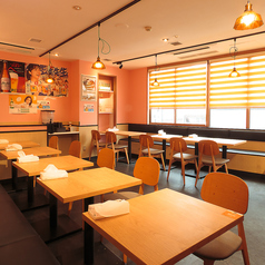 店内は最大35名まで収容可能で、貸切利用もOK！温かみのある照明とピンクの壁が作り出すカジュアルで親しみやすい雰囲気は、会社宴会や打ち上げ、各種パーティーにもぴったり。周りを気にせず、こだわりのお料理とお酒を思いっきり楽しめます！