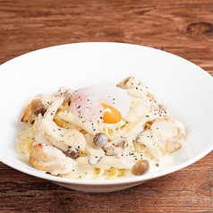 半熟卵とチキン・きのこのカルボナーラ