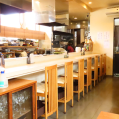店内には、職人の手仕事を間近に感じられる カウンター席を7席 ご用意しております。