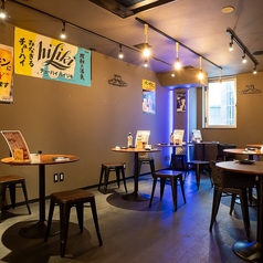 飲み放題付コース2980円～をガッツリ楽しむなら、使い勝手抜群のテーブル席で！お隣との距離感も程よく、リラックスして過ごせるのが魅力です。肉・魚・鍋とバラエティ豊かなメニューが並んでも余裕のある広めのテーブルを完備。活気ある店内で、美味しい料理とお酒に酔いしれるひとときを。