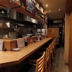 【カウンター席】お一人様やデートにおすすめ♪スタッフとの距離も近く、ライブ感を楽しめるカウンター席を2席ご用意しております。お仕事帰りにサクッと飲みたい時や、カップルで肩を並べて語り合いたい夜にぴったりの特等席です◎厳選された日本酒やサワーを片手に、自分たちだけの贅沢な時間を満喫してください♪