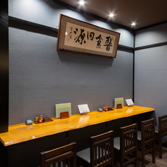 職人の仕事を見ながらリラックスできる特等席。おひとり様でサクッと一杯、気ままな贅沢を楽しめます。