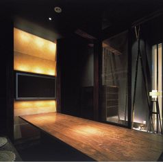 S12 Zipangu Saloon：和のモチーフを近代的にアレンジした完全個室。和食コースや落ち着いた会食に適しています。