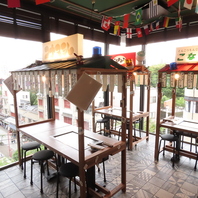 屋台風の席が昔ながらの温かみを演出