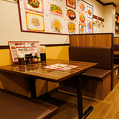 5名様でご利用可能なテーブル席を完備。当店はお仕事帰りのサク飲み～大勢での宴会、歓送迎会など、様々なシーンでご利用いただけます。