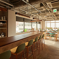 【カウンター席/10名様】カウンター席は、10名様までご利用可能。料理を目の前に楽しみながら、店員との会話も楽しめるアットホームな場所です。お一人様歓迎します！