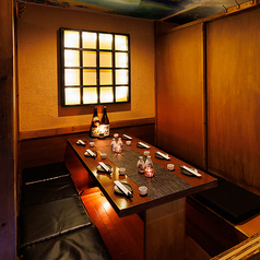 2～6名様の少人数でもご利用いただけ、ゆったりと足を伸ばしてお寛ぎいただける掘りごたつの個室席♪錦糸町の喧騒を忘れてしまう程落ち着いた雰囲気で、周囲を気にせず会話を楽しめるこちらのお席は、デートや気軽な飲み会・女子会だけでなく、ビジネスシーンでの小規模な宴会・接待などにもご利用いただきやすいお席です。