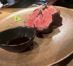 国産牛フィレ熾火焼き　ペリグーソースの写真