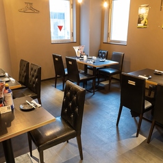 最大20名様まで収容可能な、扉付きの完全個室を完備！周囲を気にせず盛り上がれるため、会社宴会、打ち上げ、同窓会などの団体利用に最適です。プライベート空間が約束されているので、大切なお祝い事や会食にも安心。単品飲み放題770円を活用して、賑やかで贅沢な宴会を心ゆくまでお楽しみください！