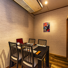 【記念日や誕生日などの特別なシーン】向かい合って座れるテーブル席で、大切な方の記念日やお誕生日のお祝いを♪