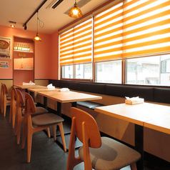 周囲の視線が気になりにくく、デートや少人数グループ、ゆっくり語りたい女子会におすすめ。韓国焼酎ボトルが並ぶおしゃれな棚が、気分をさらに盛り上げてくれます。