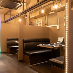 柔らかな灯りが漏れる、大人の隠れ家のような半個室。お二人様から最大6名様まで対応可能で、和牛炙りすき焼きなどの贅沢メニューを囲む特別な夜にぴったりです。単品飲み放題770円を片手に、自分たちだけの空間でお喋りを楽しめる、居心地の良さが自慢のお席です。