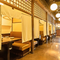 2名～4名様用テーブル席。落ち着いた店内空間にあるテーブル席は個室ではなくとも、ゆったりとお食事を楽しむことが可能です。飲み放題付コースや美味しい逸品料理、種類豊富なドリンクをご用意してお待ちしております。