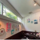 壁には様々なアーティストの作品が展示してあります。